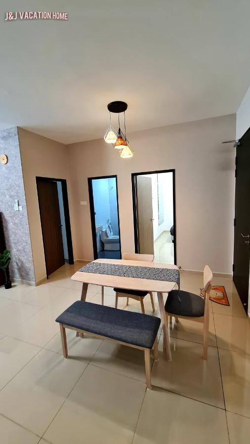 J&J Vacation Home@Novo8 Residence Kampong Tambak Exteriör bild