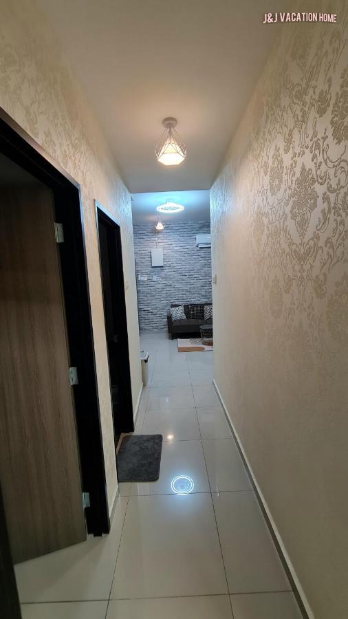 J&J Vacation Home@Novo8 Residence Kampong Tambak Exteriör bild