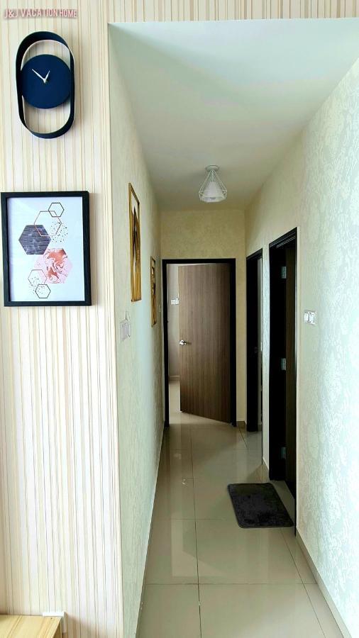 J&J Vacation Home@Novo8 Residence Kampong Tambak Exteriör bild