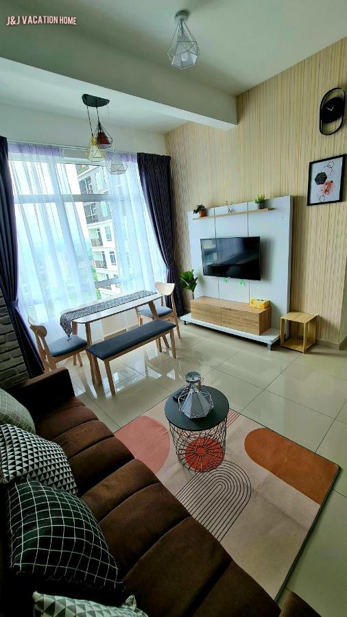 J&J Vacation Home@Novo8 Residence Kampong Tambak Exteriör bild