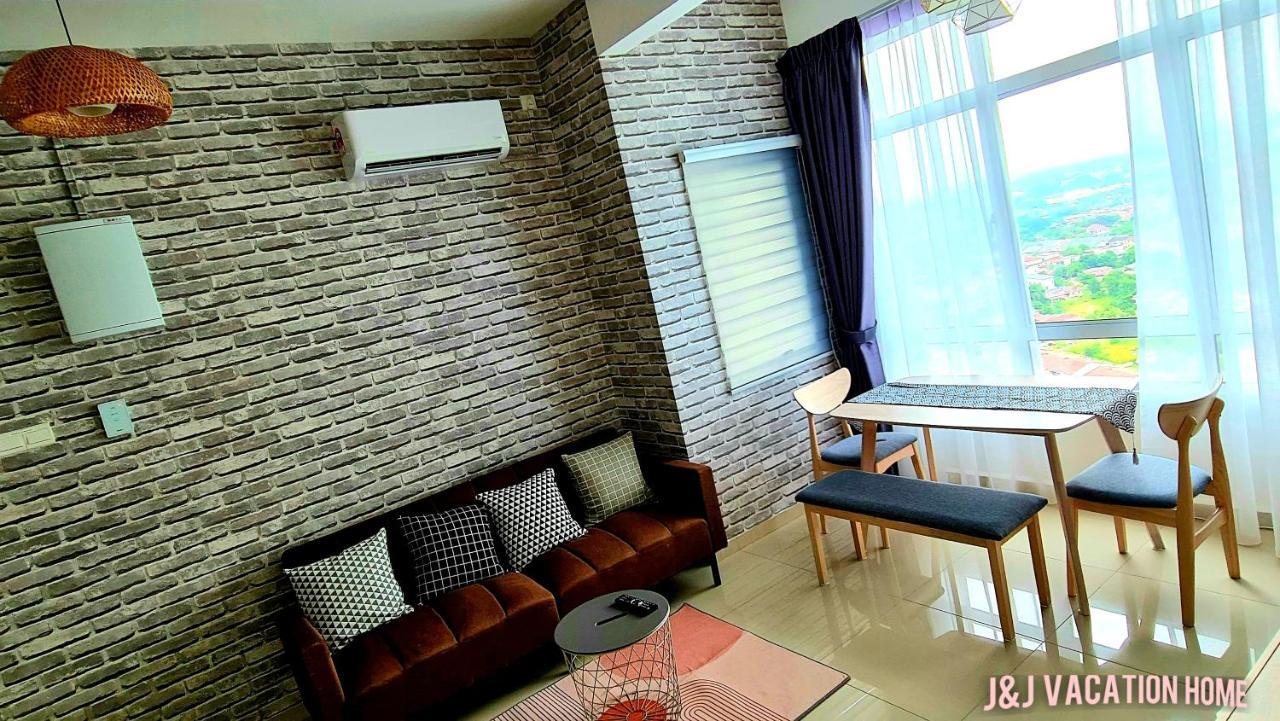 J&J Vacation Home@Novo8 Residence Kampong Tambak Exteriör bild