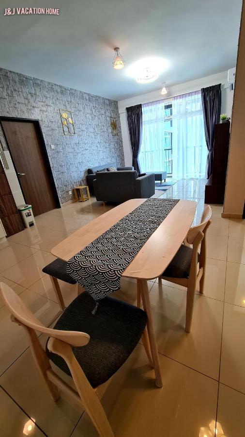 J&J Vacation Home@Novo8 Residence Kampong Tambak Exteriör bild