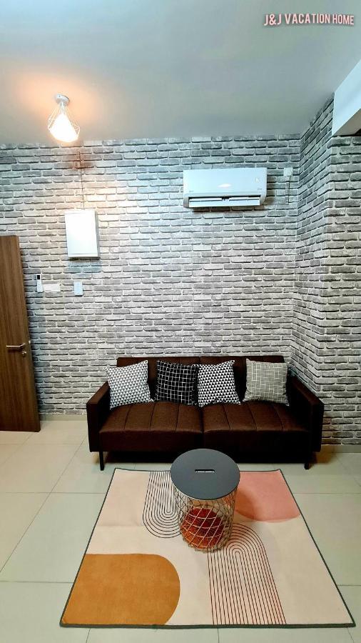 J&J Vacation Home@Novo8 Residence Kampong Tambak Exteriör bild