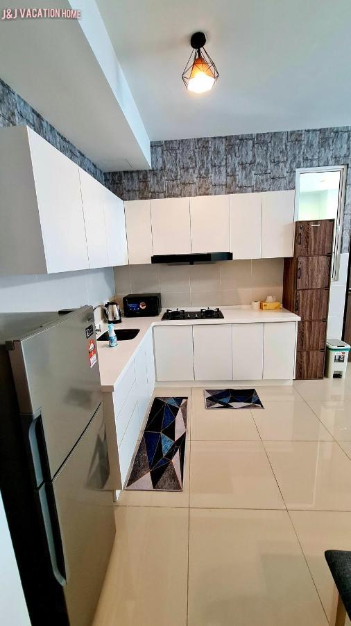 J&J Vacation Home@Novo8 Residence Kampong Tambak Exteriör bild