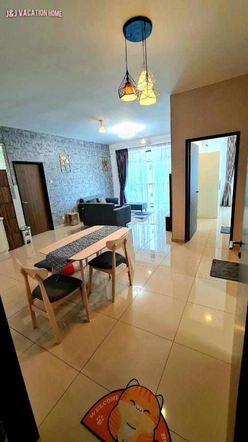 J&J Vacation Home@Novo8 Residence Kampong Tambak Exteriör bild